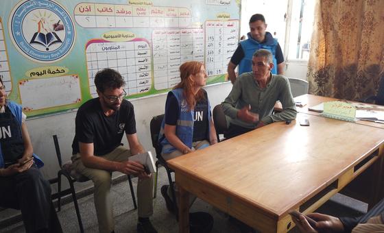 سارة بوول القائمة بأعمال منسق الأمم المتحدة للشؤون الإنسانية في فلسطين، تزور  مدرسة البريج التابعة للأونروا، التي تحولت إلى مأوى للنازحين في قطاع غزة.